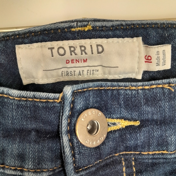💥 EUC Torrid Boyfriend Distressed Dark Wash Jean Shorts - Picture 2 of 7